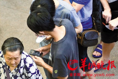 排隊(duì)的“黃牛”各手執(zhí)一疊白紙，上面寫好了要掛號的人的信息，包括姓名、電話、要掛的科室等。穿黑白花紋衣服的老婆婆正在排隊(duì)掛號