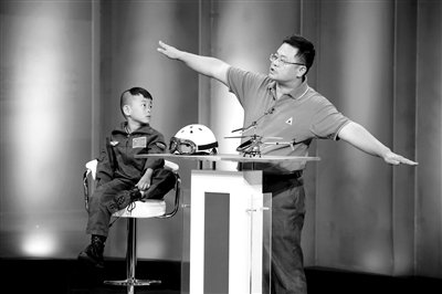 9月6日，“鷹爸”和多多在北京科影制片廠錄制一檔節(jié)目。