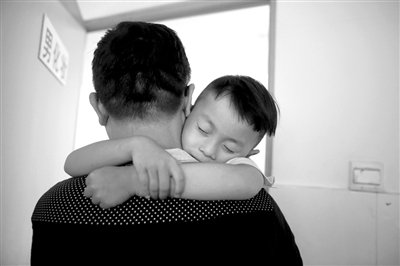 9月6日，“鷹爸”抱著多多去化妝間，準(zhǔn)備錄制節(jié)目。