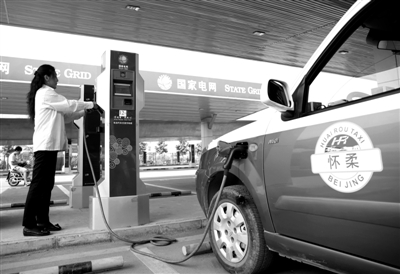 9月11日，懷柔區(qū)，電動出租車司機正在為車輛充電。