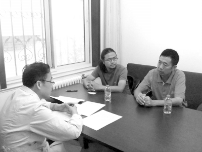 9月13日下午，雷闖(中)與父親在國家衛(wèi)計委遞交建議信，與衛(wèi)計委工作人員交流。　雷闖供圖