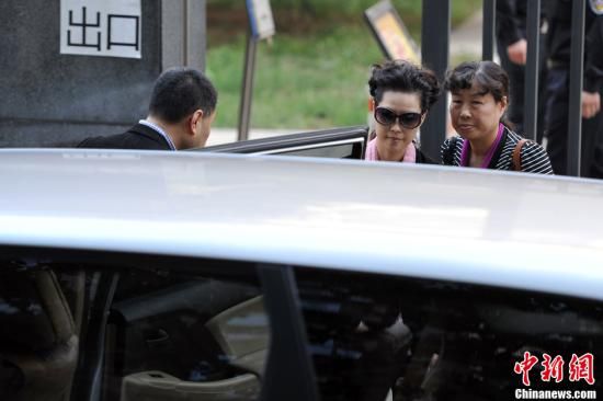 圖為宣判結(jié)束后夢鴿面無表情走出海淀法院，乘車離開。