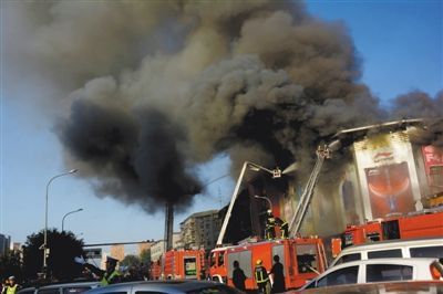 11日，蘋(píng)果園喜隆多商場(chǎng)，火災(zāi)現(xiàn)場(chǎng)濃煙滾滾。新華社發(fā)