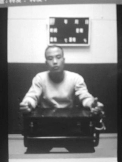 案發(fā)后,當(dāng)?shù)卮迕駛儑^現(xiàn)場。網(wǎng)絡(luò)截圖