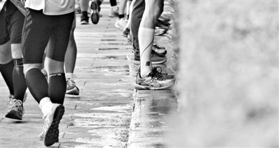 昨日，2013年北京馬拉松，因流動(dòng)廁所和公廁有限，很多選手都“就地解決”，地面上“水”流成河。