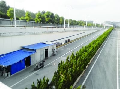 隧道內(nèi)堆放著大量生活用品。