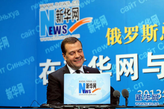 10月22日，俄羅斯總理梅德韋杰夫在新華網(wǎng)與中國(guó)網(wǎng)民進(jìn)行在線交流互動(dòng)。 新華社記者邢廣利攝
