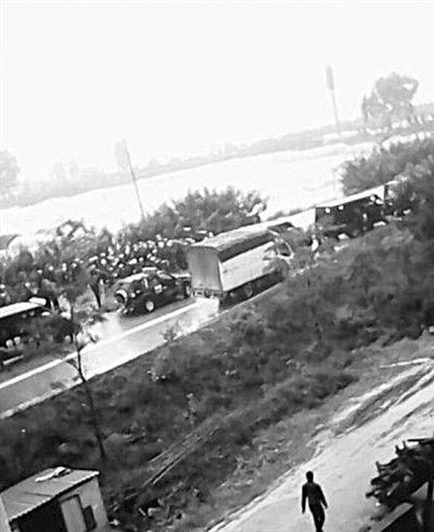 22日，云南晉寧數(shù)百村民與警方對峙。網(wǎng)絡(luò)截圖