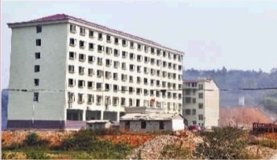  10月23日，長沙市岳麓區(qū)蓮花鎮(zhèn)云蓋村村委會的辦公大樓。  實習(xí)記者 李健 攝