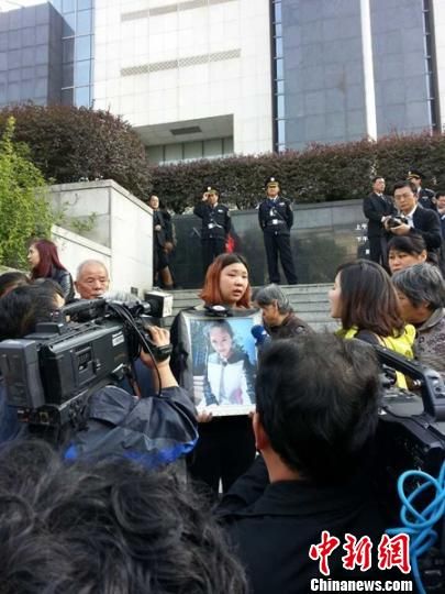 法院外，死者祁某的家人正在接受媒體采訪。 田雯 攝