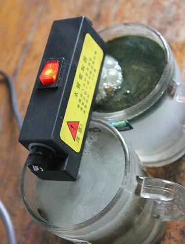 試驗后的水對比，工程供水變成了墨綠色