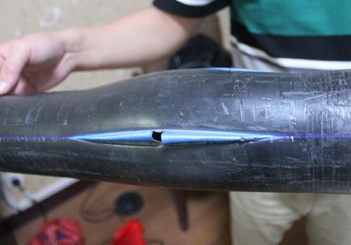 爆裂的水管，像被刀劃開一樣