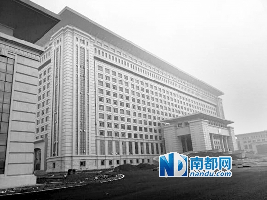 圖片顯示，湖南攸縣新建的發(fā)展中心樓群氣派，廣場(chǎng)龐大。 圖片來源：天涯論壇