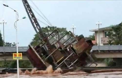 抽砂船卡在橋下。