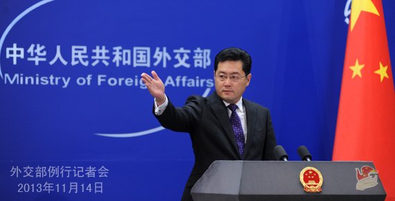2013年11月14日，外交部發(fā)言人秦剛主持例行記者會。