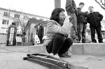 從法院出來以后，家屬和律師正在商量案情，夏鳳各在旁想著想著忍不住哭起來