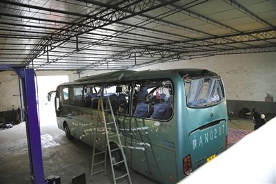 爆炸客車內(nèi)部已經(jīng)面目全非。據(jù)華商報(bào)