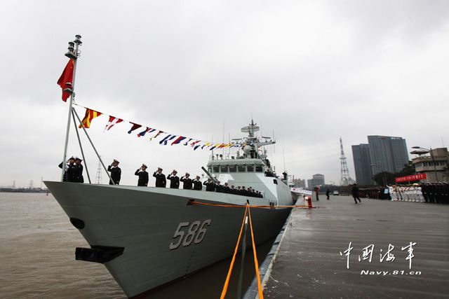 1月8日，某新型導(dǎo)彈護(hù)衛(wèi)艦吉安艦入列海軍東海艦隊(duì)命名授旗儀式現(xiàn)場(chǎng)。新華社發(fā)