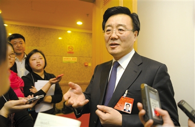 昨日，在十四屆人大二次會議順義代表團(tuán)全團(tuán)審議后，北京市人大代表、北京市常務(wù)副市長李士祥接受記者提問。新京報記者 浦峰 攝