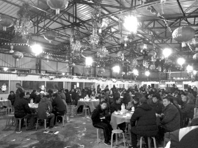 村主任孫女滿月宴席上，坐滿了前來道賀的村民。京華時報記者陶冉攝