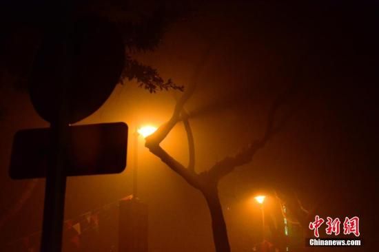 1月31日凌晨，市民行走在煙霧繚繞的南京街頭。當天是農(nóng)歷馬年正月初一，南京有限開禁燃放煙花爆竹正逢下霧天，空氣的不流通致使煙花爆竹燃燒后產(chǎn)生的顆粒物不能及時散開，造成整座城市煙霧繚繞。據(jù)當?shù)丨h(huán)保部門發(fā)布的信息顯示，空氣質(zhì)量屬重度污染。中新社發(fā) 泱波 攝