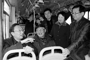 繆瑞林在車上與市民、乘委會委員交流 通訊員 卜照雪 攝