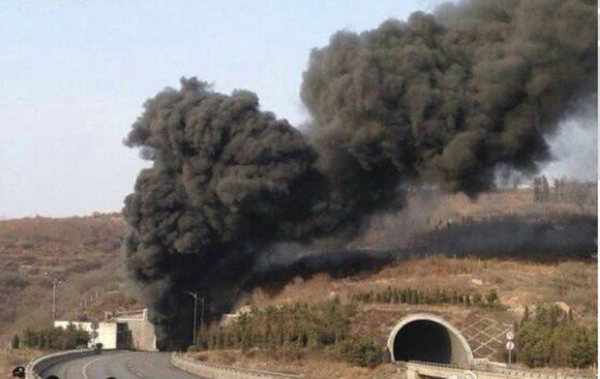 3月1日14時50分，山西，晉濟高速巖后隧道內(nèi)一輛拉煤車和一輛載有液態(tài)甲醇的車輛相撞爆炸。