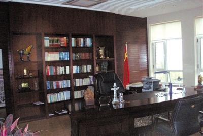 遼寧大學(xué)黨委書(shū)記被曝光的辦公室。 網(wǎng)絡(luò)截圖