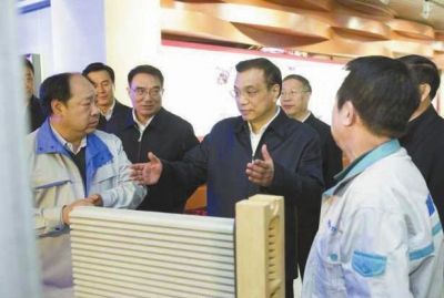 昨天，李克強(qiáng)在科技園查看PM2.5過濾設(shè)備。圖/新華視點(diǎn)微博