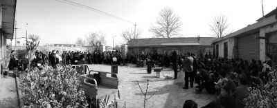 昨天下午，杜家疃村委會(huì)原文書(shū)李榮茂，向村民介紹當(dāng)天上午與街道辦溝通的情況。京華時(shí)報(bào)記者 懷若谷 攝