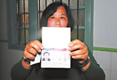 鄭修院的妻子拿著丈夫的護(hù)照，赴美簽證已經(jīng)辦好