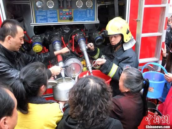 　4月11日，蘭州市自來水苯含量嚴重超標，蘭州啟動公共突發(fā)事件應急機制，緊急調(diào)配安全水源在居民區(qū)投放，圖為消防隊給西固蘭玻西社區(qū)居民送來水，市民排隊取水。裴強 攝 圖片來源：東方IC 版權(quán)作品 請勿轉(zhuǎn)載