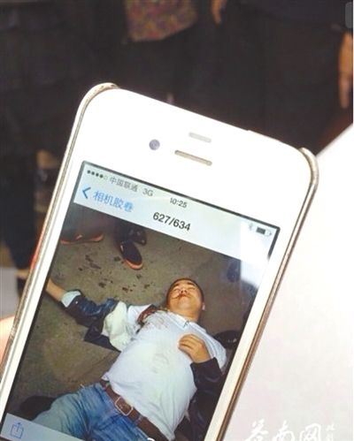 4月19日上午，目擊者拍到的黃祥拔被打現(xiàn)場圖片。網(wǎng)絡截圖