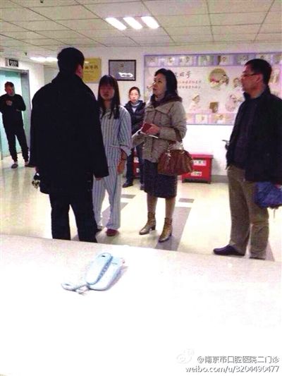 事發(fā)現(xiàn)場，打人者袁亞平(右二) (資料圖)