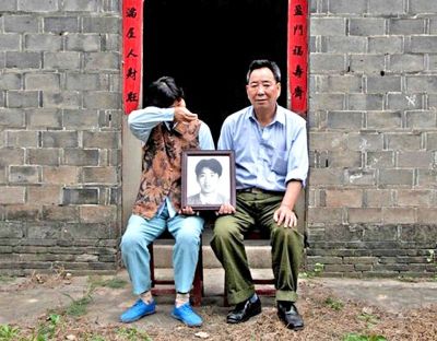 江蘇鎮(zhèn)江，老劉夫婦捧著獨生子的遺像在老家前留影南方都市報供圖L