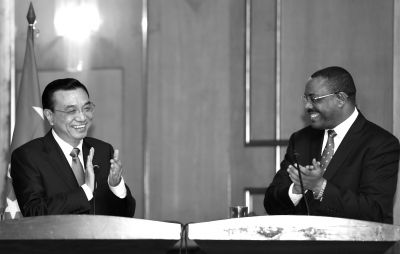 ▲國務(wù)院總理李克強(qiáng)在亞的斯亞貝巴與埃塞俄比亞總理海爾馬里亞姆會(huì)談后，共同會(huì)見記者。 新華社發(fā)