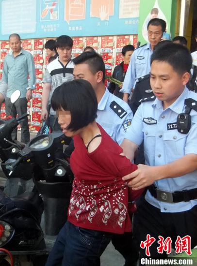  5月8日上午8時(shí)10分左右，江西省撫州市黎川縣日峰鎮(zhèn)家家樂超市發(fā)生一起持刀傷人案件。