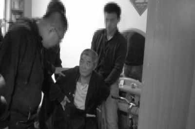 　向南夫被警方抓獲。