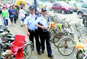 人流密集的街頭,持槍巡邏。