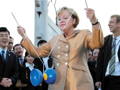 2007年8月27日，北京，默克爾正在玩扯鈴。