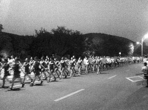 廣場(chǎng)舞大媽“轉(zhuǎn)行”，徐州每晚萬(wàn)人暴走