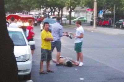 拍照結(jié)束后將醉漢放在馬路上。