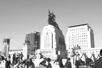 　圖為烏蘭巴托市成吉思汗廣場一角。 馬振華攝