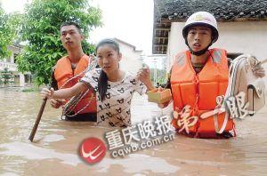 長壽區(qū)，消防官兵搜救被困群眾。