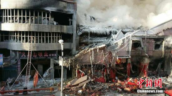 2015年1月3日，哈爾濱市道外區(qū)太古街著火塌方現(xiàn)場(chǎng)，火又燒了起來(lái)