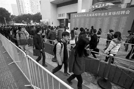 昨天的應(yīng)屆生招聘會,舉辦方上海國際展覽中心配備了足夠的警力、安保和工作人員，整個排隊隊伍被分割成數(shù)段