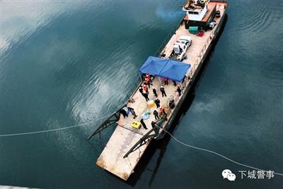 為搜尋深水沉尸，杭州警方租用的船只在水面作業(yè)。本版圖片/杭州警方提供