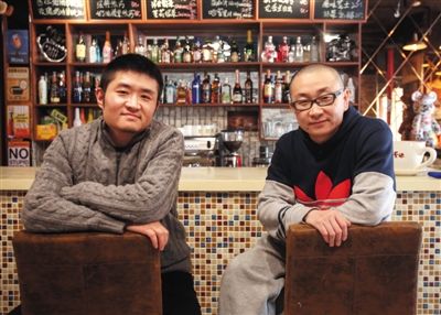 　14日，西安交通大學(xué)路66號公路咖啡館，苗阜（左）、王聲（右）兩位青年相聲演員今年將第一次登上春晚