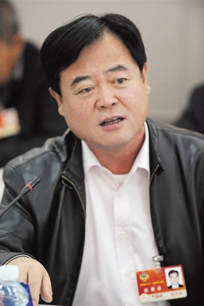 　政協(xié)委員、中國通用技術(shù)集團(tuán)董事長賀同新稱，按照2014年的數(shù)字，他的薪水下降了近50%。圖/CFP