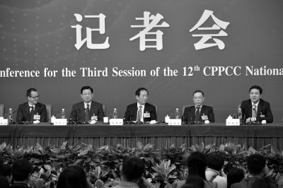 昨日，政協(xié)十二屆三次會議舉行記者會，五位嘉賓回答中外記者提問。京華時報記者王海欣攝